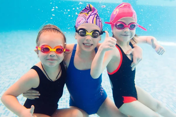 Podwodne zdjęcie młodych przyjaciół w basenie. — Zdjęcie stockowe