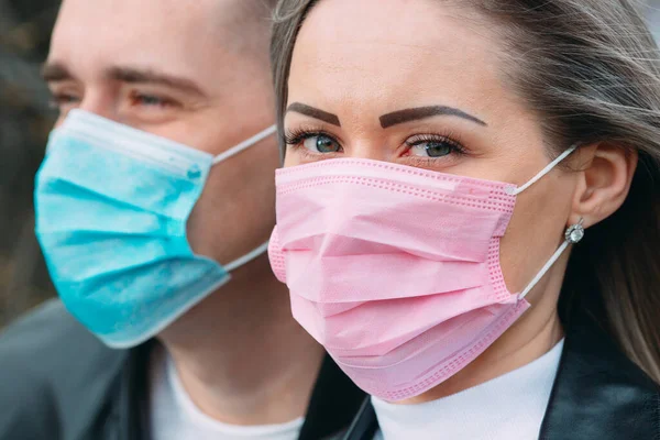 Портрет пари європейців з медичними масками.. — стокове фото