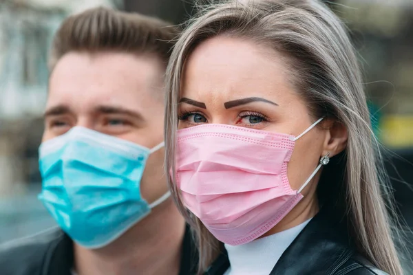 Portrait of a Couple of European appearance with medical masks. — Stock Photo, Image