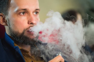 Nargile içiyorum. Adam kafede duman üflüyor..