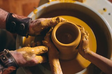 Çömlek atölyesi. Dedem torun çömlekçilik öğretmeni. Çamur modelliği