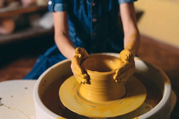 Töpferei. Ein kleines Mädchen stellt eine Vase aus Ton her. Tonmodellierung — Stockfoto