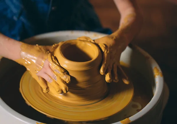 Pottery workshop. A little girl makes a vase of clay. Clay modeling — Stock Photo, Image