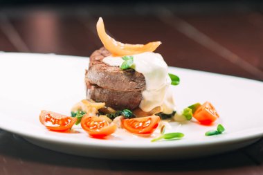 Restoranda ıspanaklı dana madalyonu.