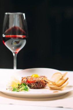 Lokantada beyaz tabakta Tatar tabağı.