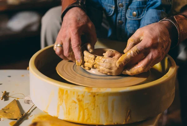 Taller de cerámica. El abuelo enseña cerámica a su nieta. Modelado de arcilla — Foto de Stock