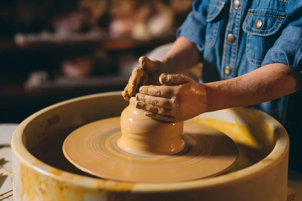 Taller de cerámica. Una niña hace un jarrón de barro. Modelado de arcilla — Foto de Stock