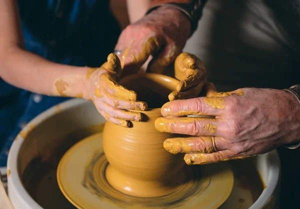 Oficina de cerâmica. O avô ensina olaria à neta. Modelagem de argila — Fotografia de Stock