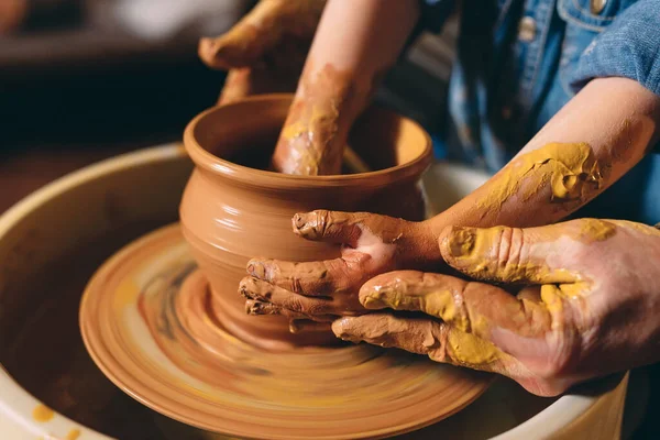 Pottery workshop. Grandpa teaches granddaughter pottery. Clay modeling — Stock Photo, Image