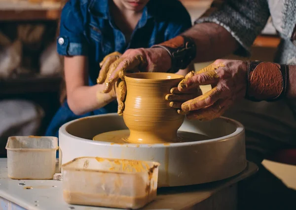 Pottery workshop. Grandpa teaches granddaughter pottery. Clay modeling — Stock Photo, Image
