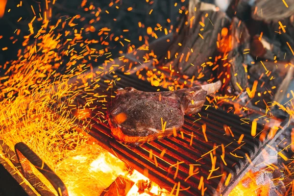 Яловичину готують на вогні. Яловичина BBQ . — стокове фото