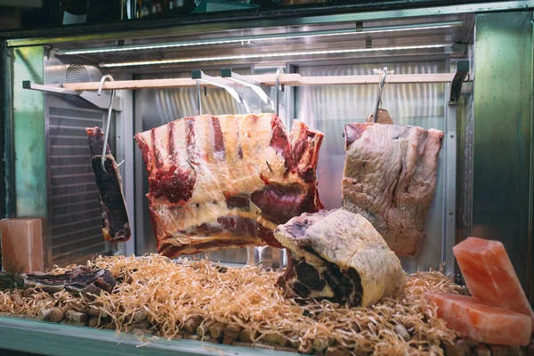 Gedroogde vlees in het restaurant. Rundsteak. — Stockfoto