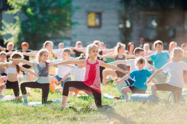 Yoga dersleri açık havada. Çocuklar Yoga,