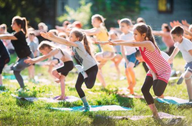 Yoga dersleri açık havada. Çocuklar Yoga,