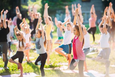 Yoga dersleri açık havada. Çocuklar Yoga,