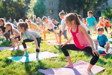 Yoga dersleri açık havada. Çocuklar Yoga,