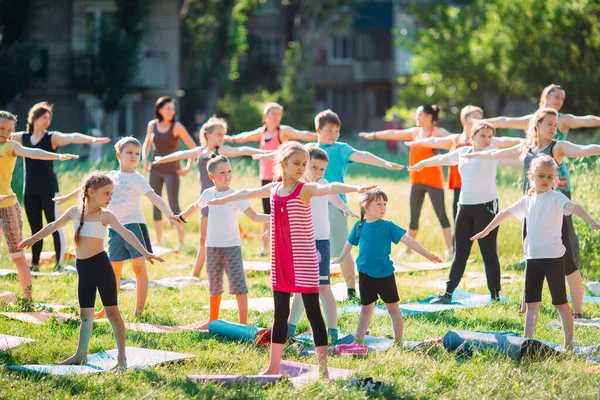 Clases de yoga al aire libre. Yoga para niños, — Foto de Stock