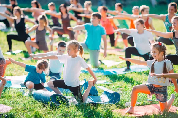 Clases de yoga al aire libre. Yoga para niños, — Foto de Stock