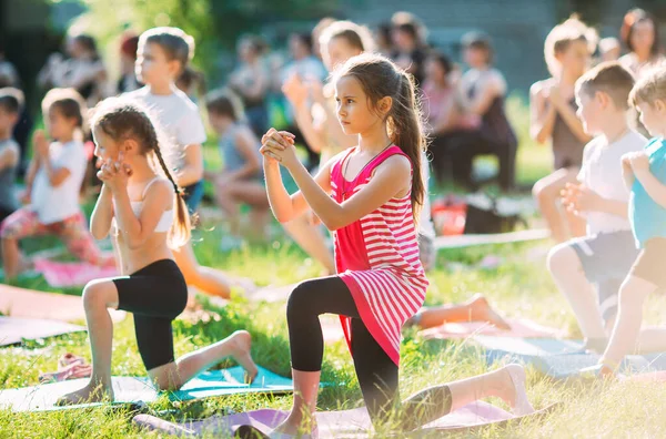 Clases de yoga al aire libre. Yoga para niños, — Foto de Stock