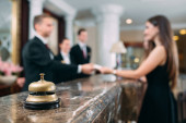 Obrázek hostů, kteří dostávají kartu v hotelu.