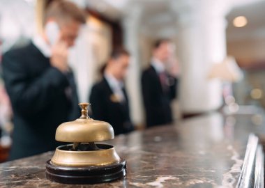 Otel servisi çanı otel, seyahat, oda, arka planda modern lüks otel resepsiyonu..