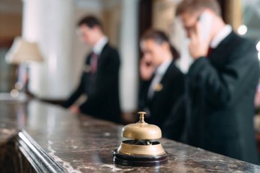 Otel servisi çanı otel, seyahat, oda, arka planda modern lüks otel resepsiyonu..