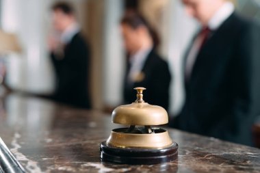 Otel servisi çanı otel, seyahat, oda, arka planda modern lüks otel resepsiyonu..
