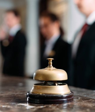 Otel servisi çanı otel, seyahat, oda, arka planda modern lüks otel resepsiyonu..