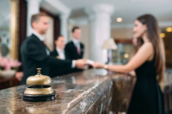 Imagen de los huéspedes que reciben la tarjeta llave en el hotel. — Foto de Stock