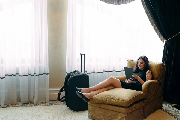 Όμορφη κοπέλα ξαπλωμένη στον καναπέ του ξενοδοχείου. — Φωτογραφία Αρχείου