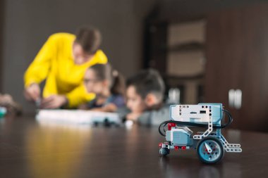 Öğretmenle robot yapan çocuklar. Erken kalkınma, diy, yenilik, modern teknoloji kavramı.