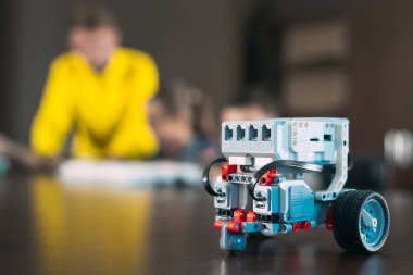 Öğretmenle robot yapan çocuklar. Erken kalkınma, diy, yenilik, modern teknoloji kavramı.