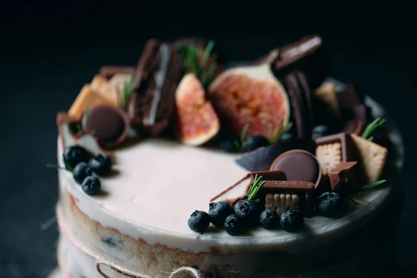 Κέικ φρούτων διακοσμημένο με σύκα, μπισκότα και βατόμουρα. — Φωτογραφία Αρχείου