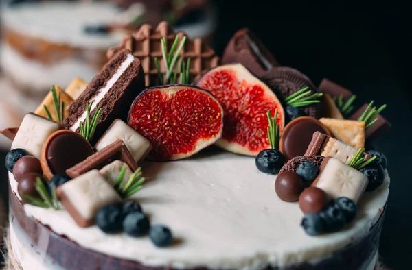 Fruit cake decorated with figs, cookies and blueberries. — Stock Photo, Image
