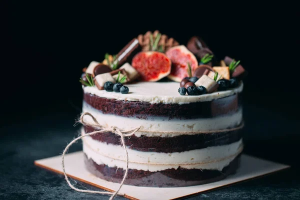 Fruit cake decorated with figs, cookies and blueberries. — Stock Photo, Image