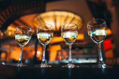 Bir kafede şarap bardakları.