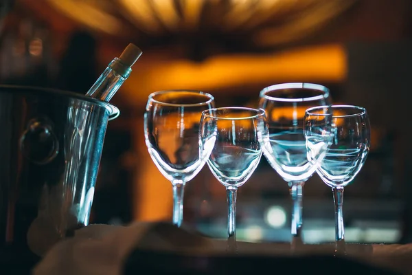 Vasos vacíos de vino en el mostrador. — Foto de Stock