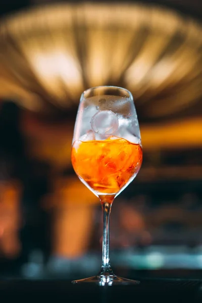 Glas av orange cocktail vid bar disk bakgrund. — Stockfoto