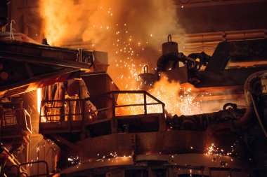Çelik fabrikasında metalin erimesi. Eriyen fırında yüksek sıcaklık