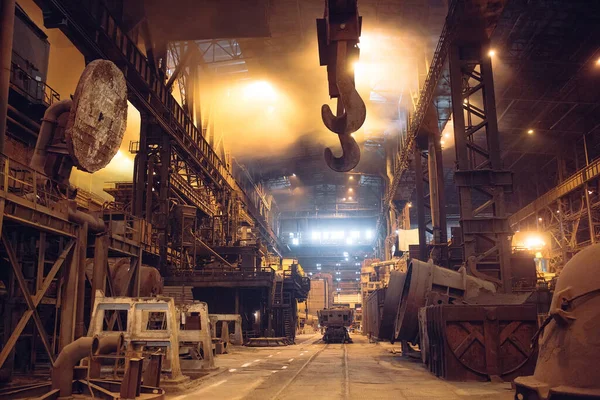 Smelten van metaal in een staalfabriek. Hoge temperatuur in de smeltoven. — Stockfoto