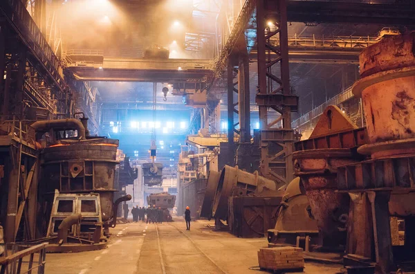 Таяние металла на сталелитейном заводе. Металлургическая промышленность. — стоковое фото