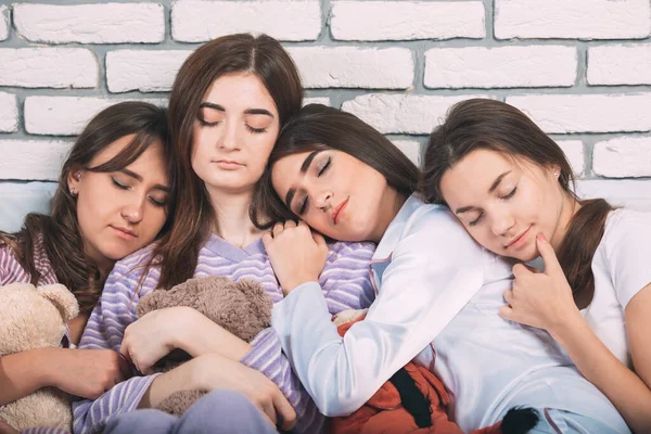 Sleeping group of young people on the bed. — Stock Photo, Image