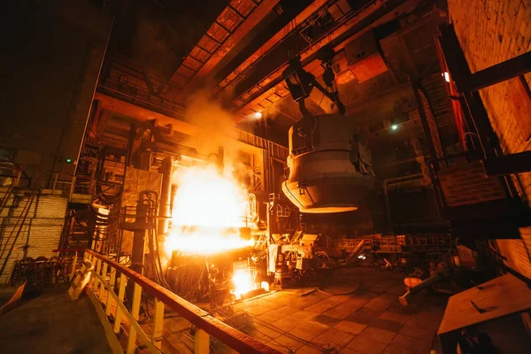 Виробництво сталі в електричних печах, плавлення металу на металургійному заводі. Висока температура в печі для плавлення — стокове фото