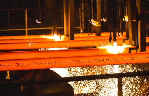 火把切割处的钢坯。工业技术. — 图库照片
