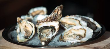 Restorandaki siyah tabakta istiridye..