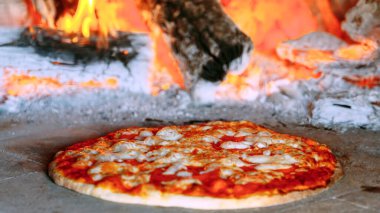 İçinde sıcak pizza pişen tuğla fırın..