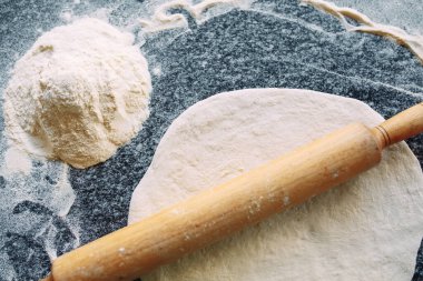 Hamuru malzemelerle yoğur. Şef pizza hazırlıyor..