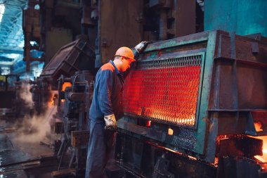 Çelik fabrikasındaki işçiler. Metalürjik üretim veya fabrika.