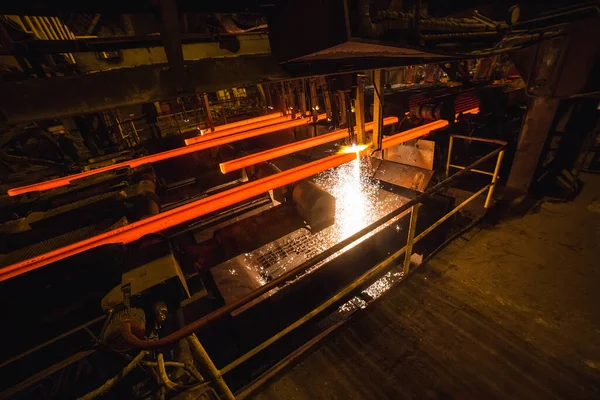火把切割处的钢坯。工业技术. — 图库照片