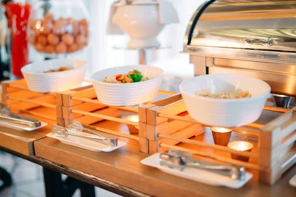 Složky na míchaná vajíčka v hotelu nebo restauraci. ukázat kuchyň. — Stock fotografie